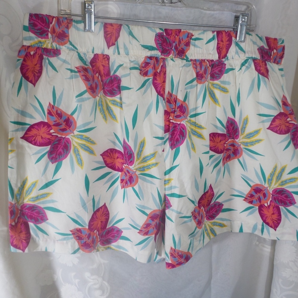 FAMILLY  COLLECTION WOMEN PRINT SHORTS. 1X..